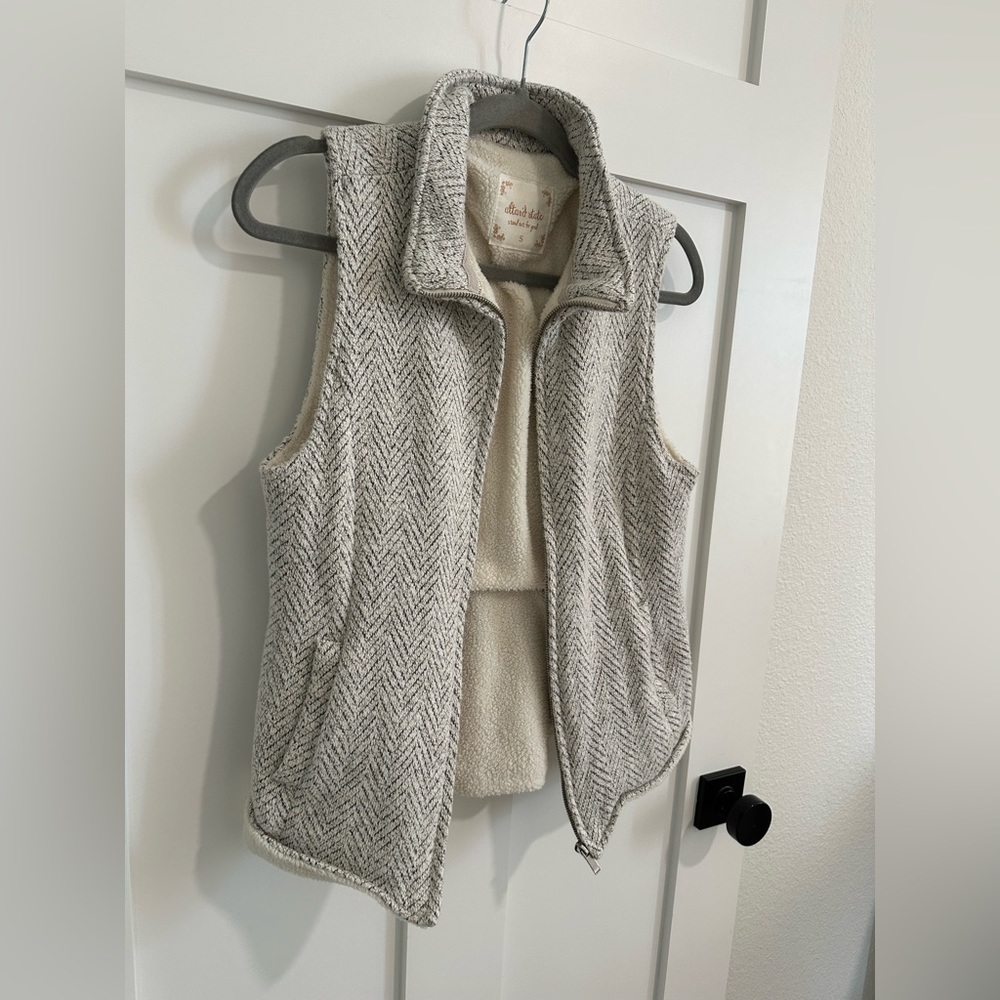 Altar’d state Size Small Super soft beige/cream vest, EUC. Sleeveless cozy